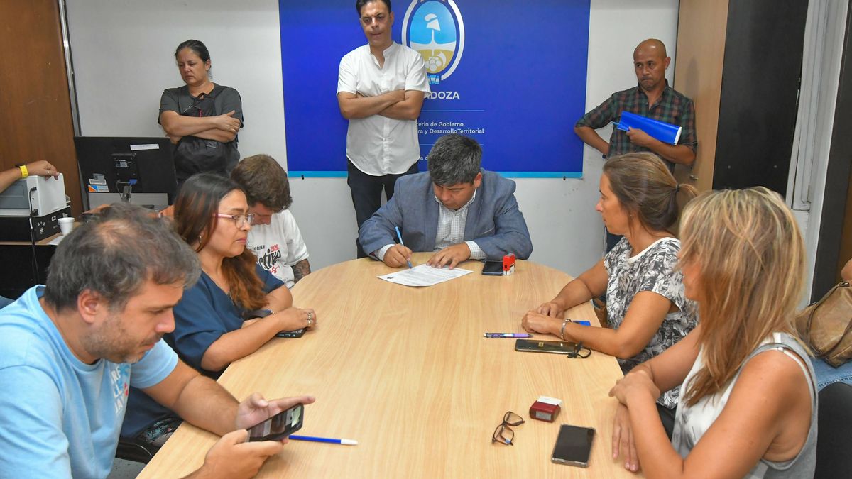 El Gobierno repite la oferta en todas las paritarias: 5% de aumento en marzo y 4% en junio. El Gobierno repite la oferta en todas las paritarias: 5% de aumento en marzo y 4% en junio.