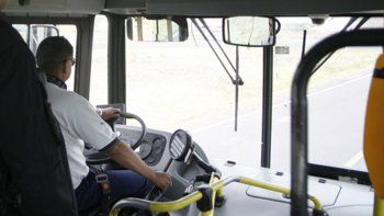 Golpearon y asaltaron a un chofer de colectivo y a 15 pasajeros