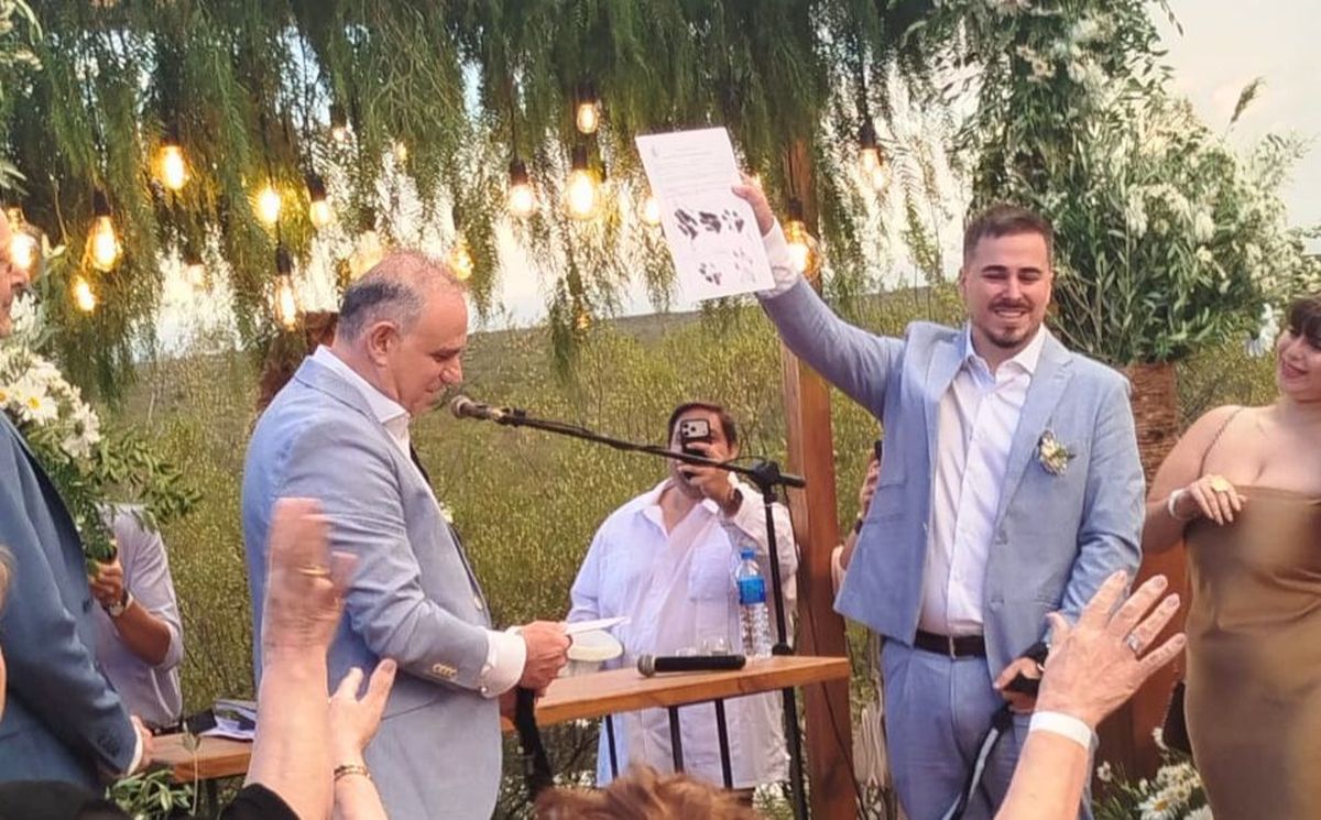 Uno de los momentos más significativos, cuando las huellas quedaron como testigos de la unión matrimonial. Uno de los momentos más significativos, cuando las huellas quedaron como testigos de la unión matrimonial.