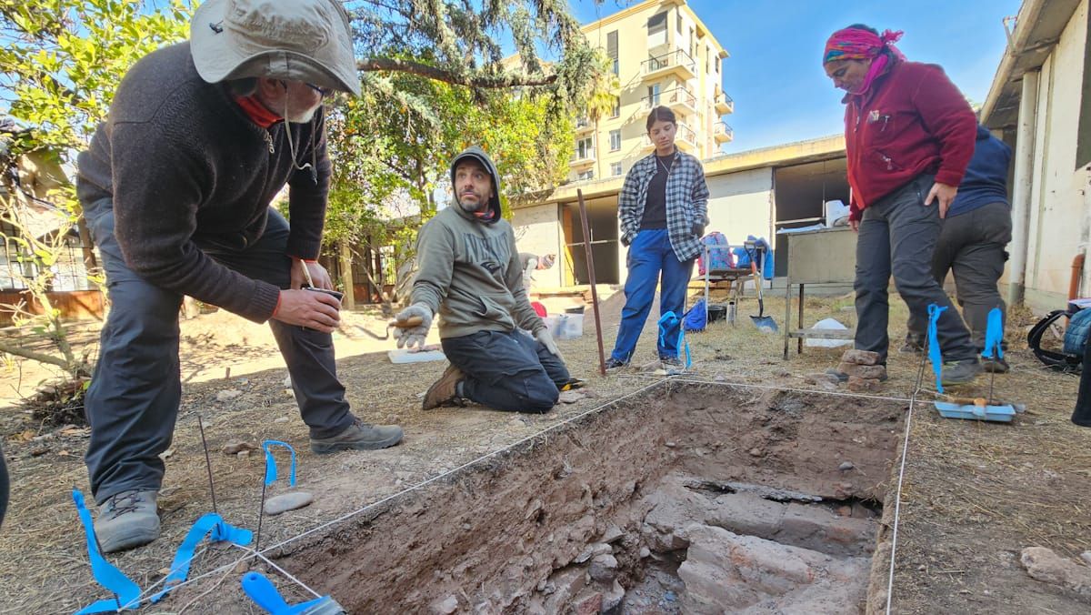 Los arqueólogos en el lugar en el que se hallaron restos humanos antiguos.&nbsp;Foto: Nicolás Ríos.