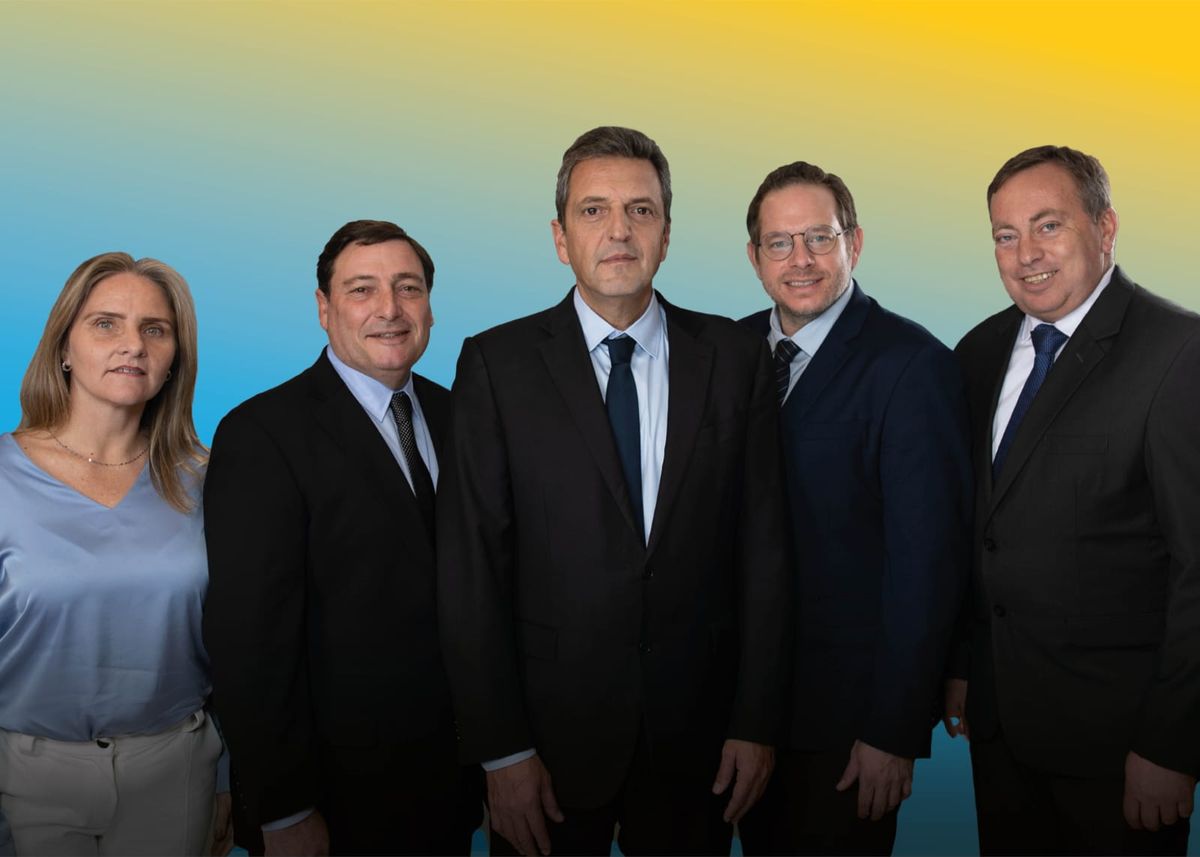 El ministro de Economía, y precandidato a la presidencia, Sergio Massa encabezó la foto en la que respalda a los candidatos del PJ mendocino.&nbsp;