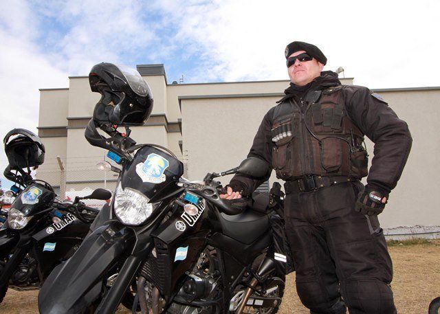 Efectivos de la UMAR realizaban un patrullaje de rutina cuando detectaron a los dos sujetos en la moto sin patente. Era robada. Efectivos de la UMAR realizaban un patrullaje de rutina cuando detectaron a los dos sujetos en la moto sin patente. Era robada.