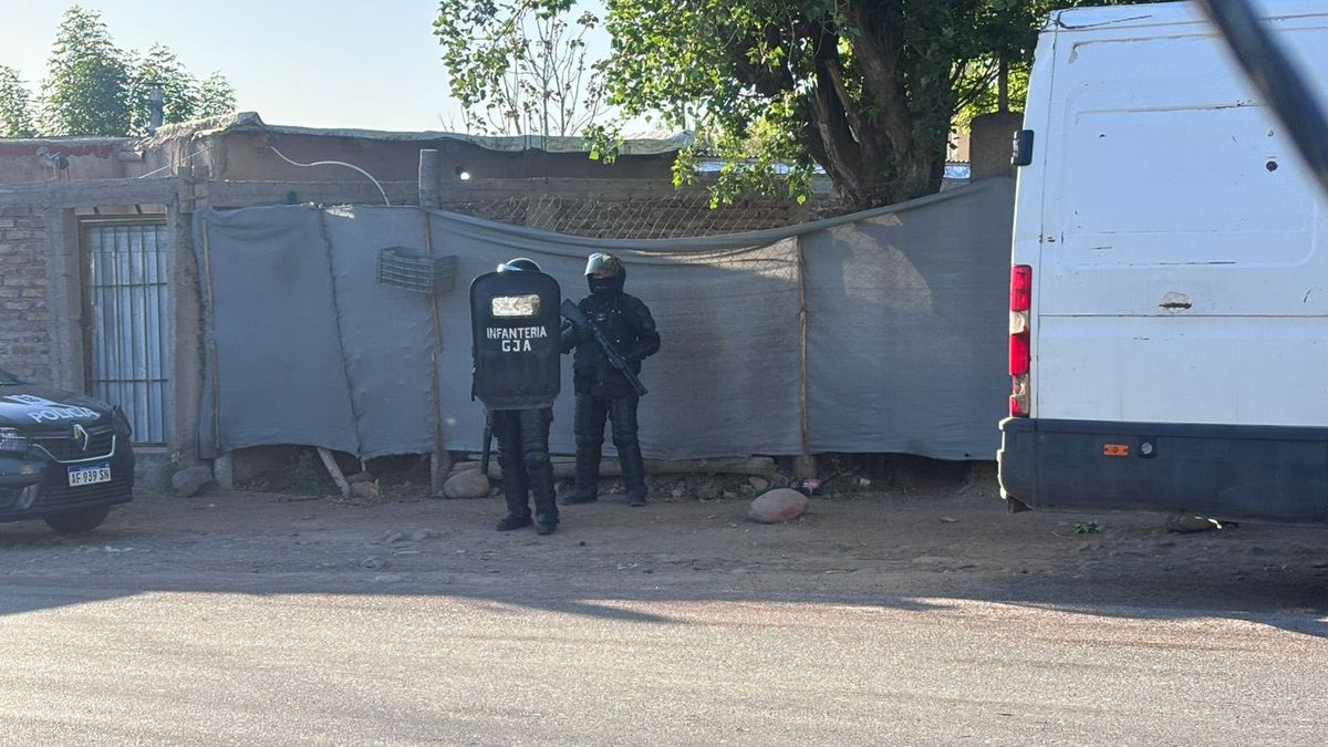 Los allanamientos comenzaron en la madrugada de este miércoles en Vertientes del Piedemonte, y en los barrios Ecos de Chacras y Los Chañares, de Luján. Los allanamientos comenzaron en la madrugada de este miércoles en Vertientes del Piedemonte, y en los barrios Ecos de Chacras y Los Chañares, de Luján.