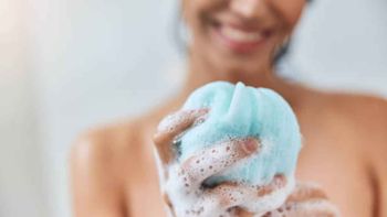 Pocos lo saben: cada cuánto tiempo debe cambiarse la esponja del baño, según expertos