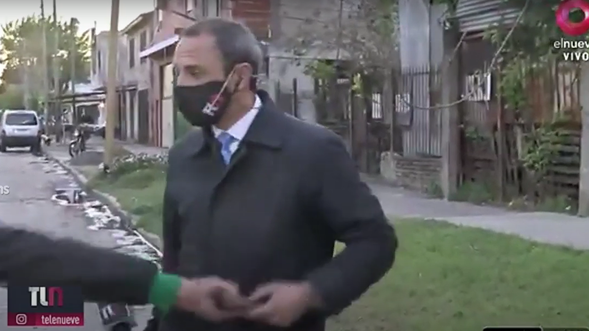 El periodista Diego Demarco estaba haciendo un móvil cuando le robaron el teléfono.