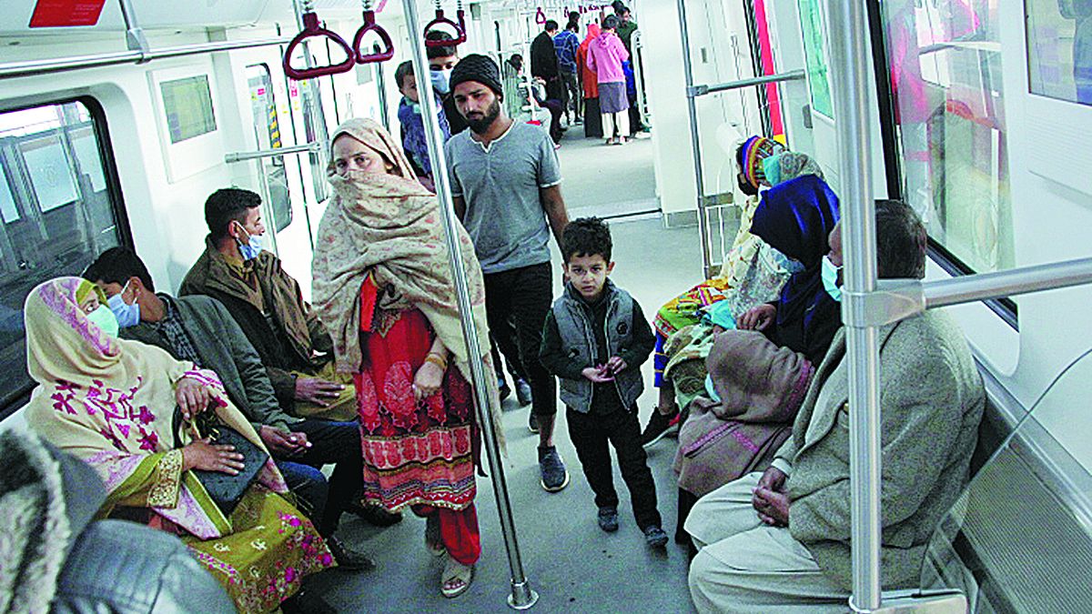 Los paquistaníes viajan en el primer servicio de metro del país el 29 de diciembre de 2019. La línea de metro en Lahore es un proyecto emblemático de la Iniciativa de la Franja y la Ruta propuesta por China. XINHUA
