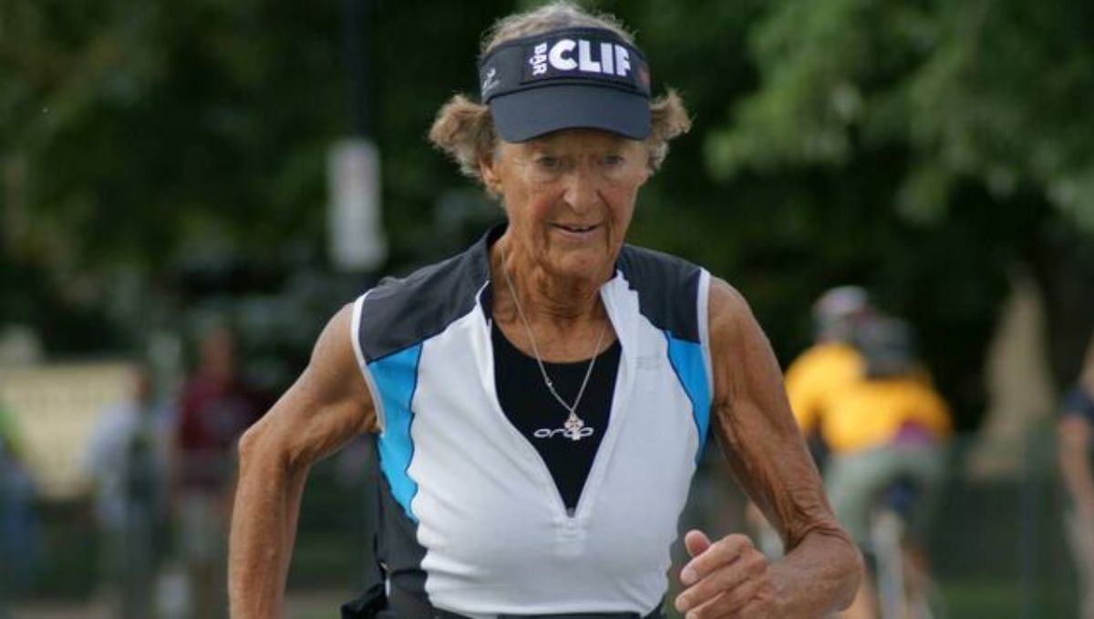 La historia de la monja que comenzó a correr a los 48 años y hoy es la mujer más grande en terminar triatlones