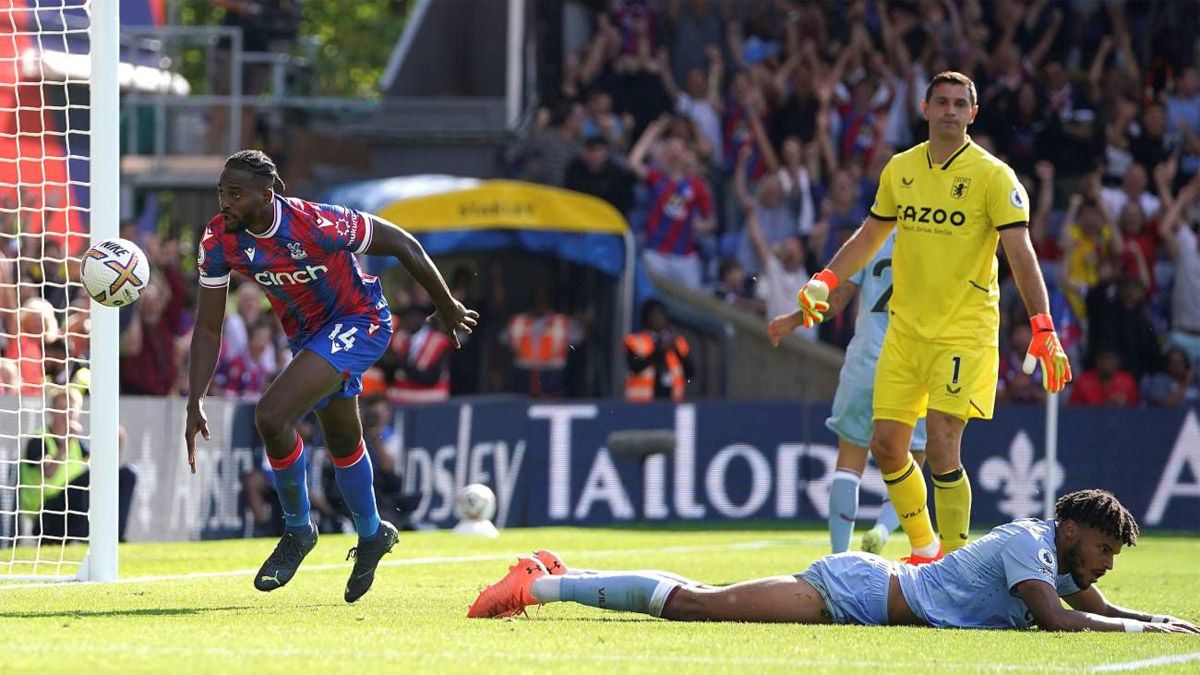 El Dibu Martínez contuvo un penal, pero le anotaron en el rebote.