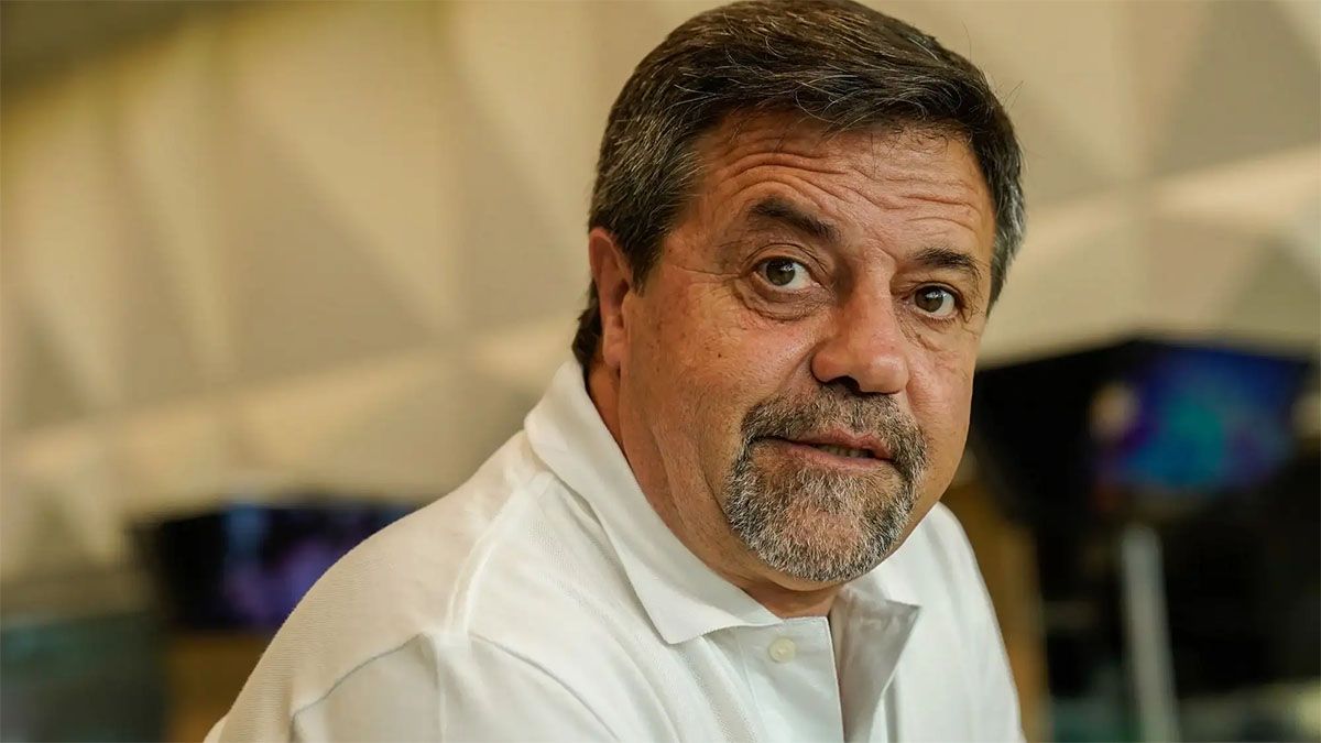 Caruso Lombardi continúa con su guerra contra el arbitraje y sumó un nuevo enemigo. Caruso Lombardi continúa con su guerra contra el arbitraje y sumó un nuevo enemigo.