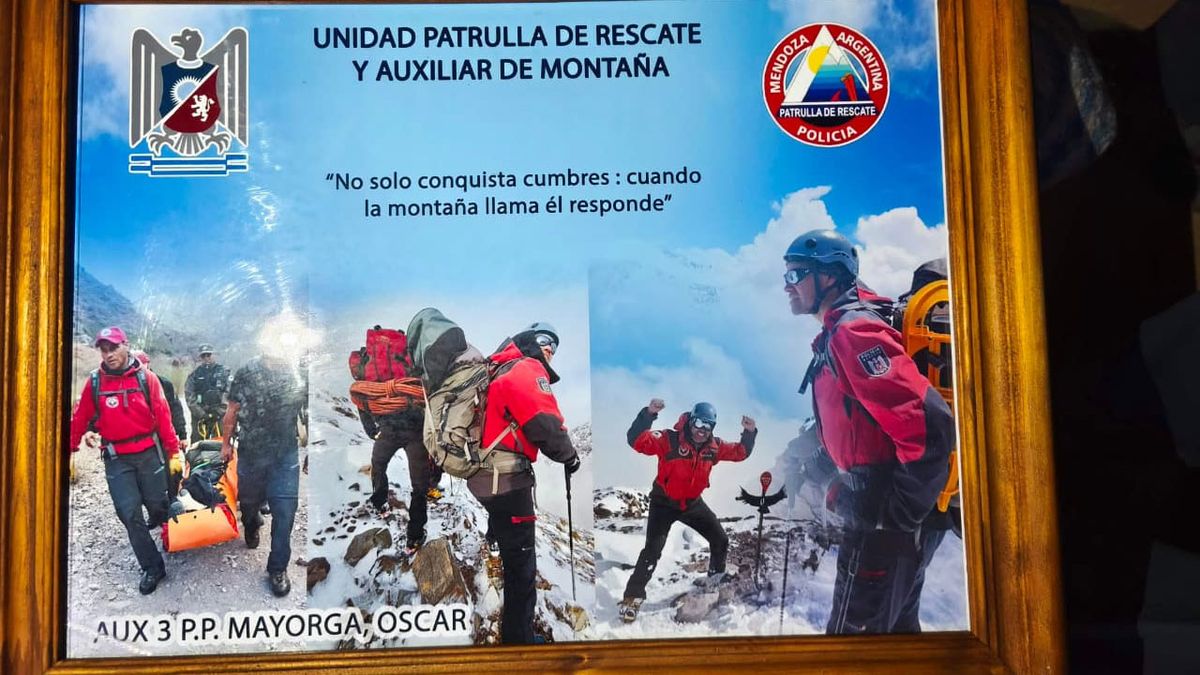 Sus compañeros de la Patrulla de Rescate le hicieron todo tipo de homenajes tras las 50 cumbres en el Aconcagua. Sus compañeros de la Patrulla de Rescate le hicieron todo tipo de homenajes tras las 50 cumbres en el Aconcagua.