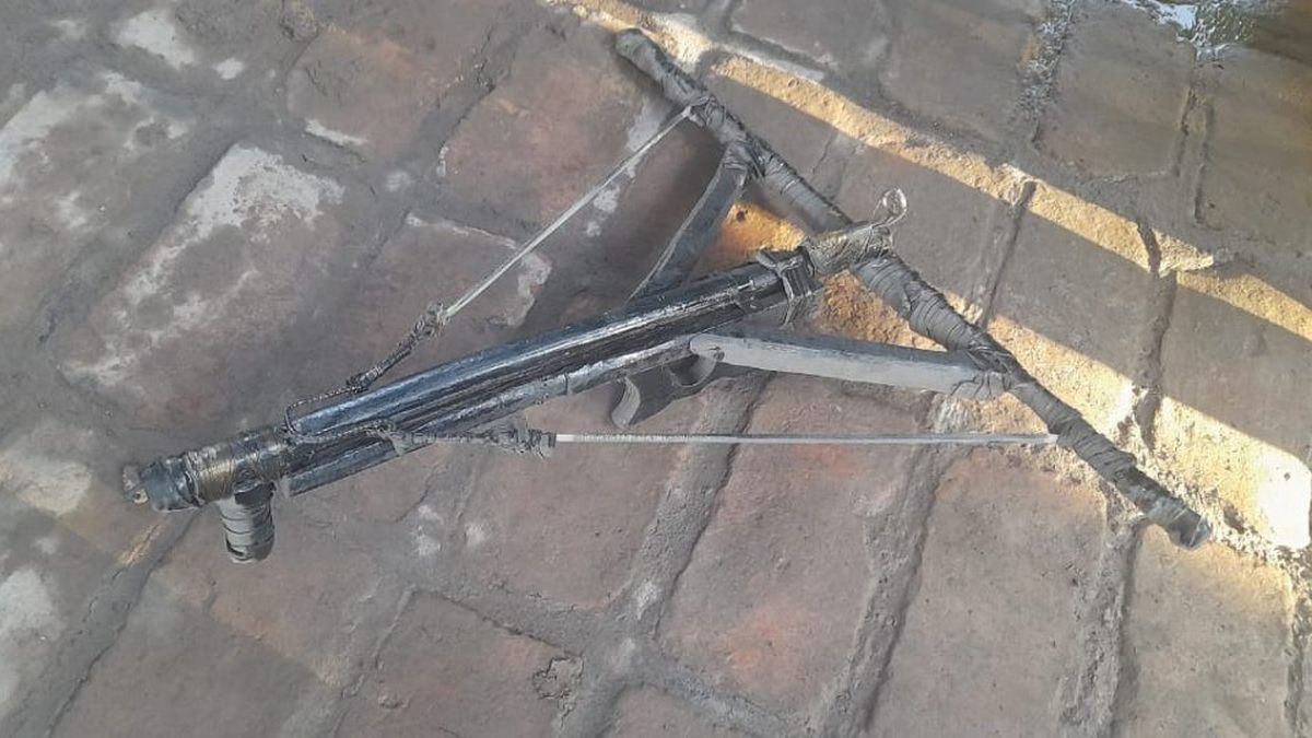 Una ballesta fue otro de los secuestros que realizó la Policía en los allanamientos en Las Heras.