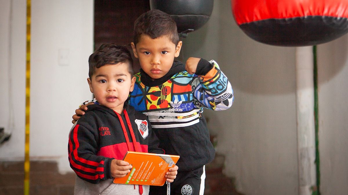 Tiano está muy entusiasmado con su libro de dinosaurios, mientras que el mayor, Ehitan, quiere emular a su papá pugilista.