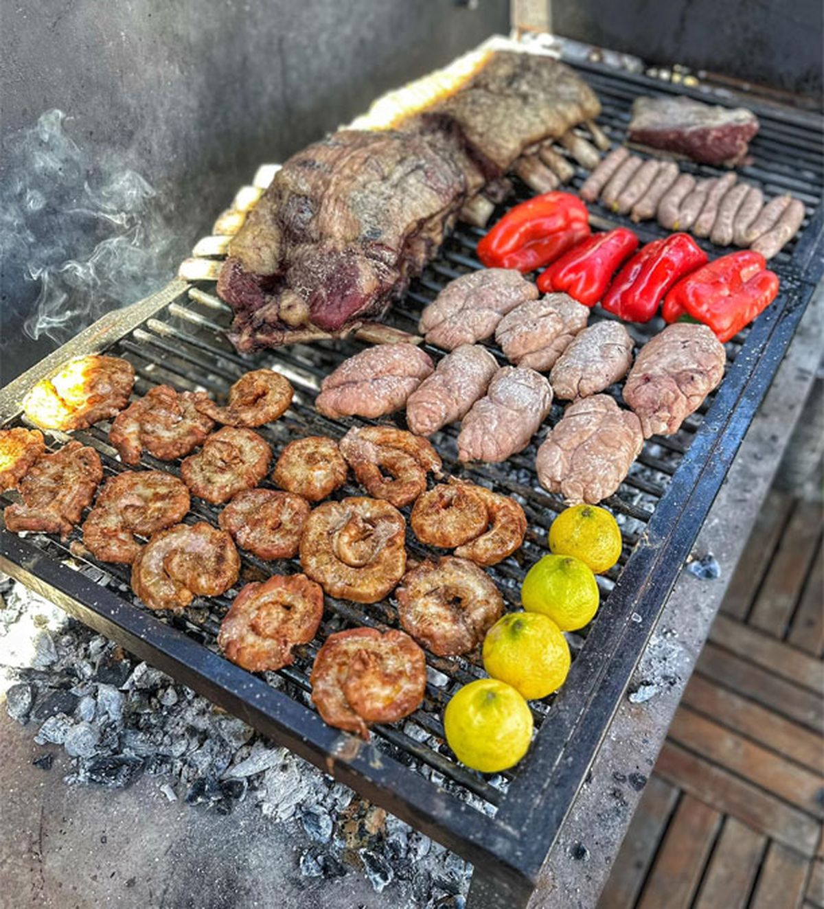 La parrilla tiene que tener una altura standard recomendada, para garantizar un asado exitoso. La parrilla tiene que tener una altura standard recomendada, para garantizar un asado exitoso.