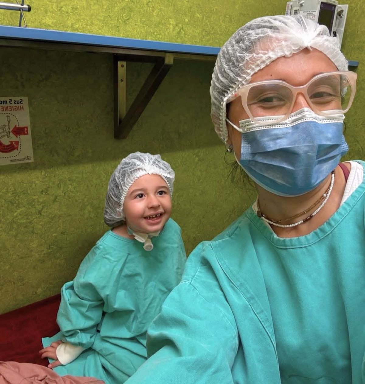 Siempre la misma sonrisa a pesar de las circunstancias. Aquí junto a su mamá. Siempre la misma sonrisa a pesar de las circunstancias. Aquí junto a su mamá.