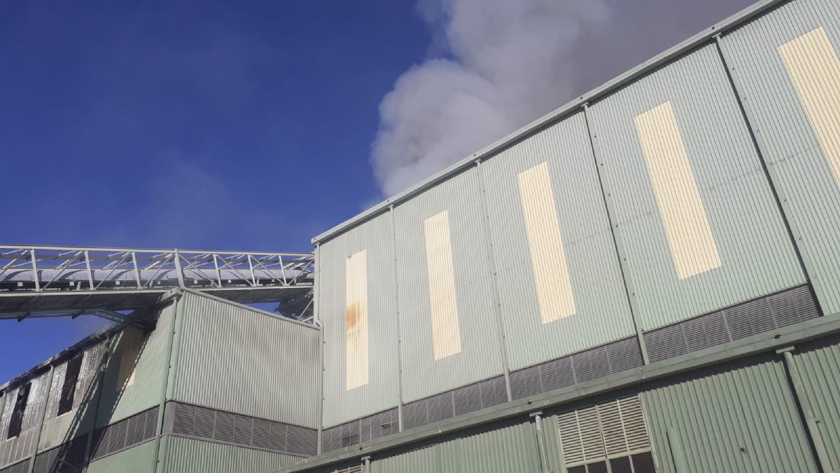 Vista de la columna de humo generada por el incendio de un sector de la planta de la fábrica y recliclado de vidrio Verallia.