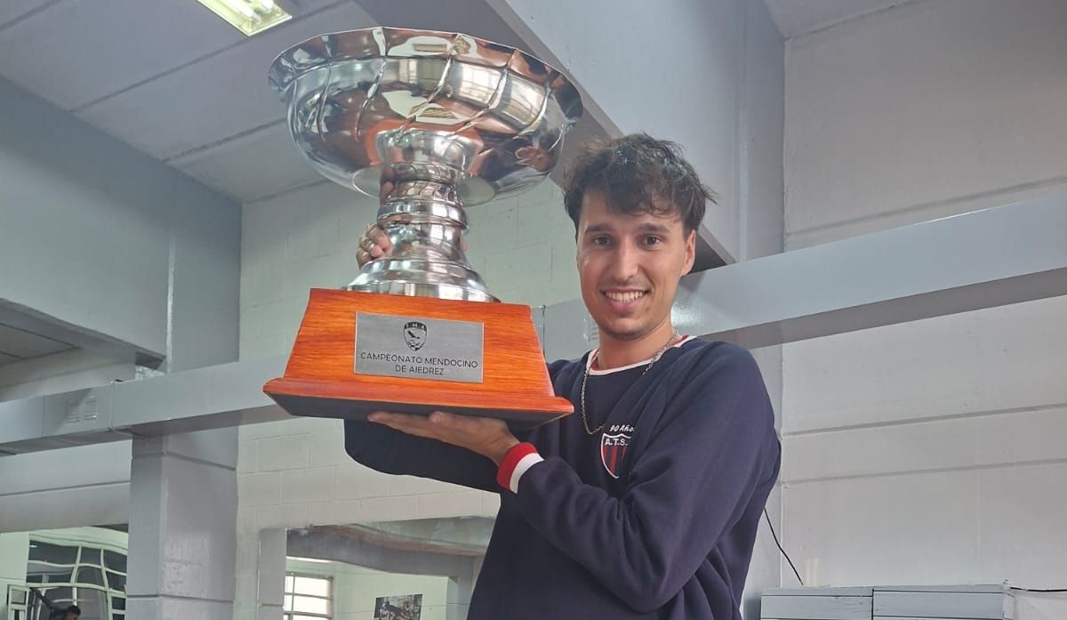 Indalecio López Miller con su trofeo de Campeón Mendocino de Ajedrez. Un título ratificado.
