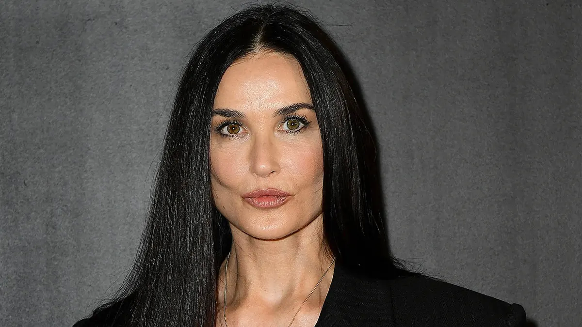 A sus 61, Demi Moore lleva el corporate core y paraliza la tendencia: ultra mini, corbata y más