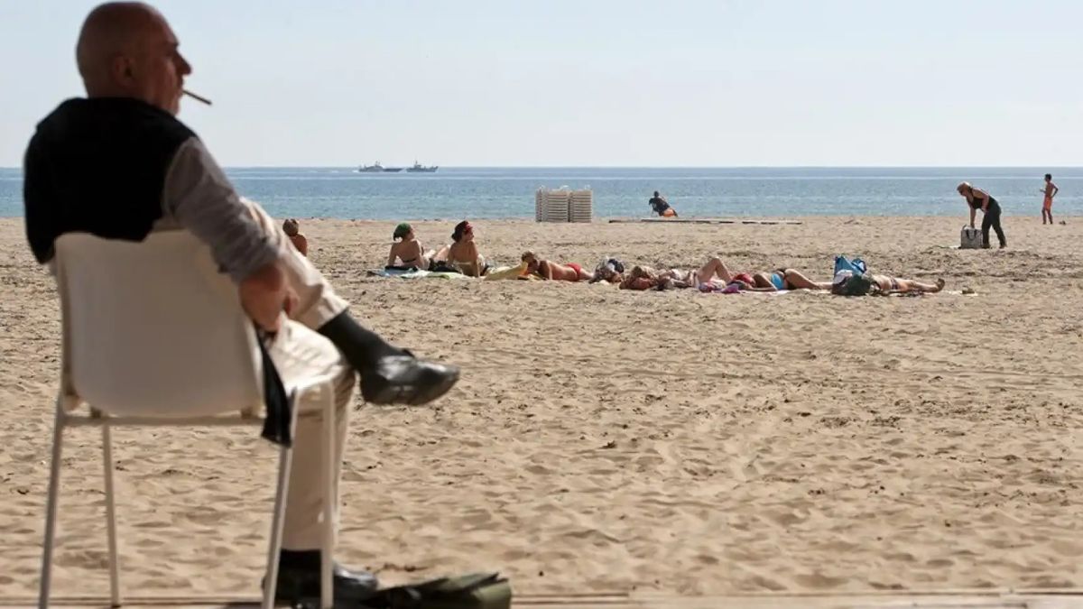 Francia prohibirá fumar en las playas, parques, bosques y cerca de las escuelas, y multará a quienes no cumplan con esa norma Francia prohibirá fumar en las playas, parques, bosques y cerca de las escuelas, y multará a quienes no cumplan con esa norma