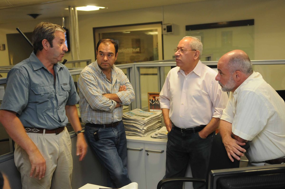 Julio Cobos en la redacción de Diario UNO con José Luis Verderico, Manuel De Paz y Jaime Correas Julio Cobos en la redacción de Diario UNO con José Luis Verderico, Manuel De Paz y Jaime Correas