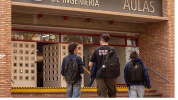 Seis de cada 10 estudiantes de la UNCuyo trabaja y es la primera generación en ir a la universidad Seis de cada 10 estudiantes de la UNCuyo trabaja y es la primera generación en ir a la universidad