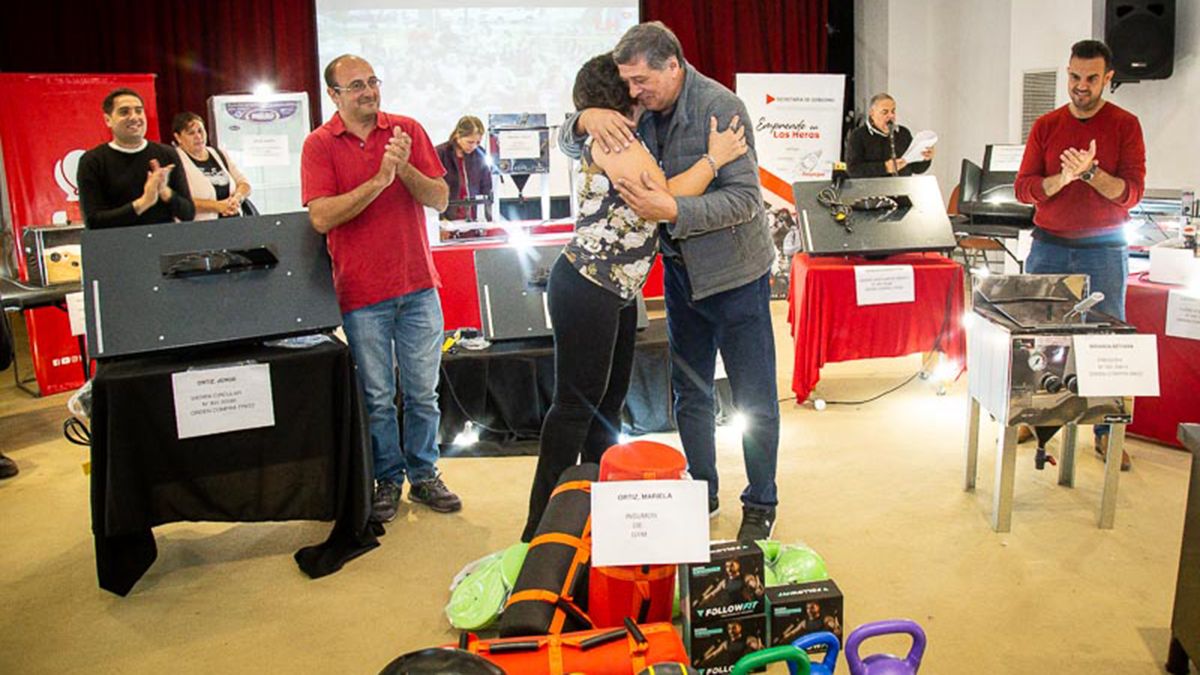 Daniel Orozco durante la entrega de materiales a emprendedores de Las Heras.