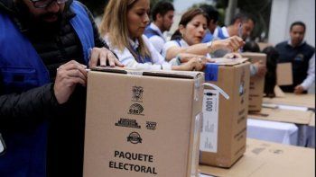 Ecuador, golpeado por la pandemia, elige si vuelve al 