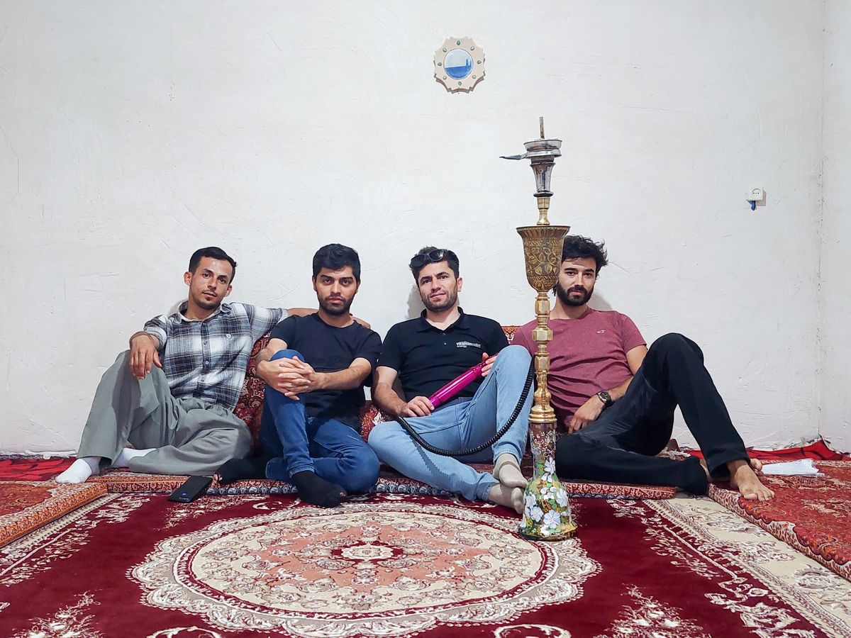 A la derecha, Jerónimo tomando te y fumando shisha en el kurdistan iraní. A la derecha, Jerónimo tomando te y fumando shisha en el kurdistan iraní.