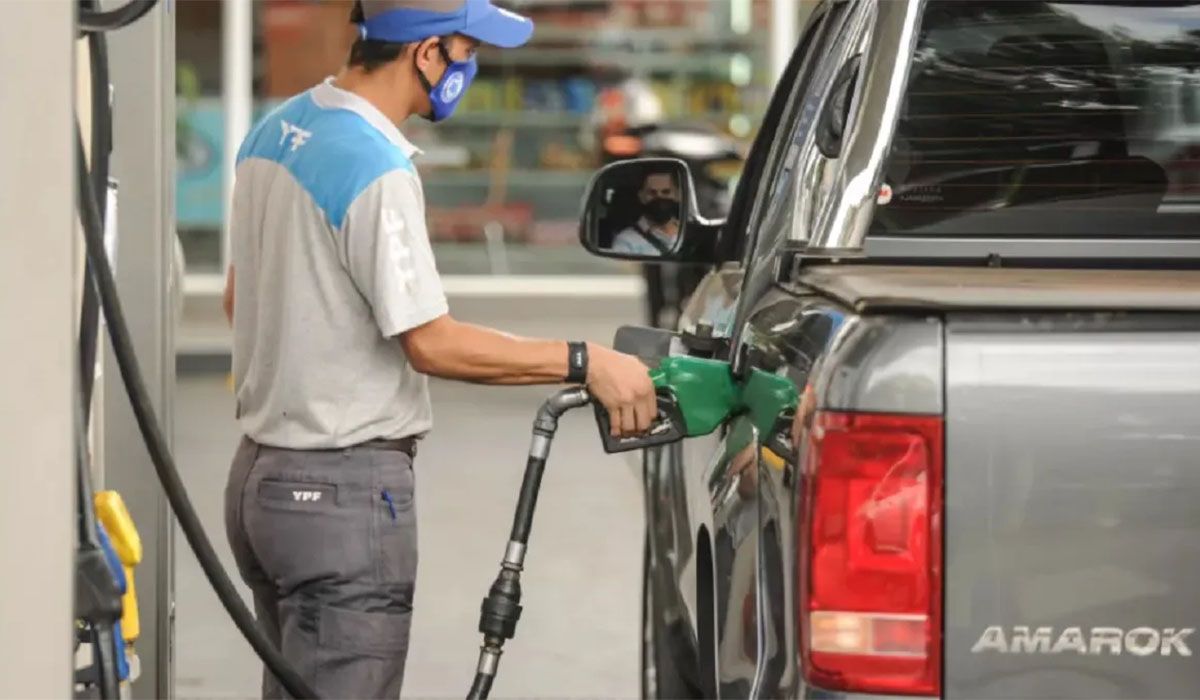 YPF aseguró que está facilitando a la competencia combustible para cubrir los faltantes puntuales.