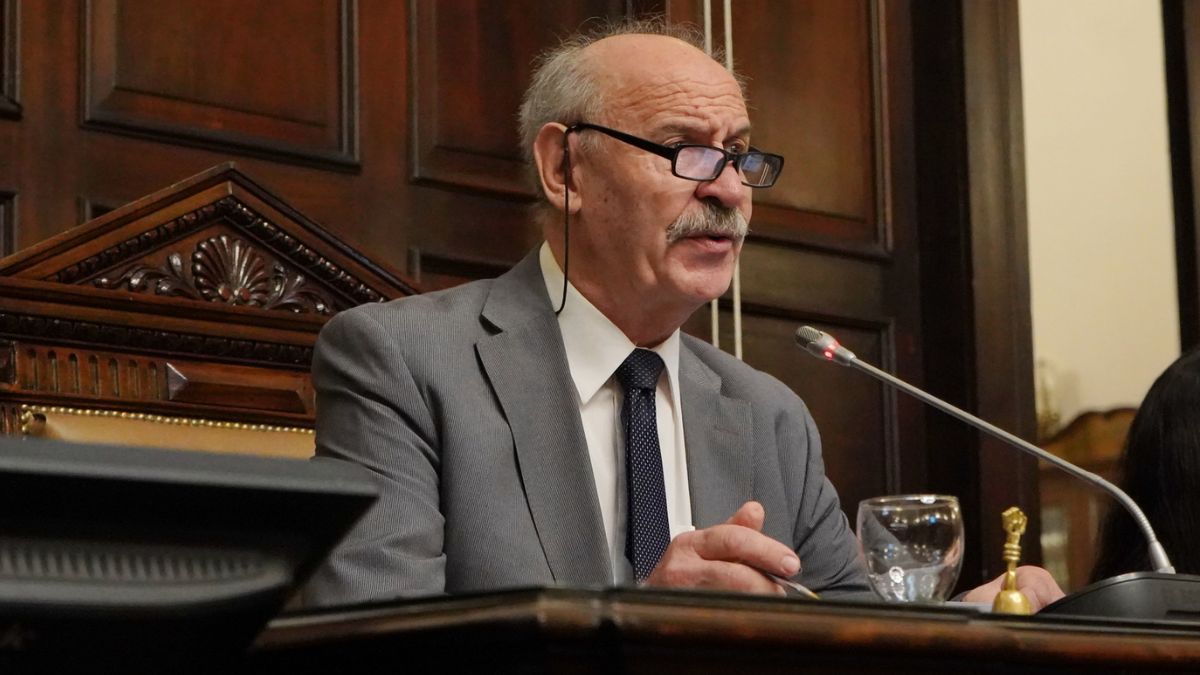 La sesión preparatoria en la Legislatura de Mendoza fue dirigida este miércoles por el presidente provisorio Raúl Villach La sesión preparatoria en la Legislatura de Mendoza fue dirigida este miércoles por el presidente provisorio Raúl Villach