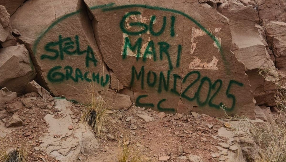 La pintada en Potrerillos de los turistas que busca la Justicia de Mendoza.