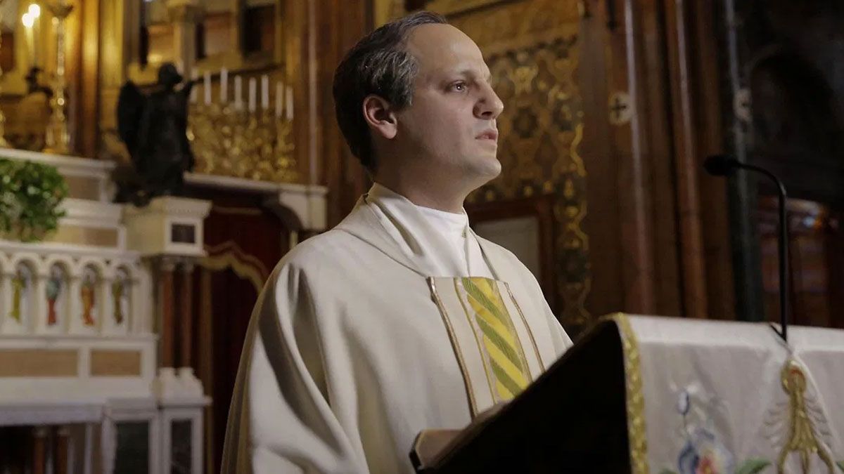 Rodrigo de la Serna personifica a Jorge Bergoglio durante su juventud en Buenos Aires, en esta gran película de Netflix. Rodrigo de la Serna personifica a Jorge Bergoglio durante su juventud en Buenos Aires, en esta gran película de Netflix.