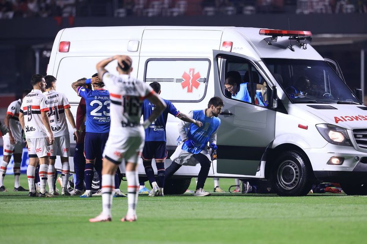 Los jugadores de ambos equipos entraron en pánico. Los jugadores de ambos equipos entraron en pánico.