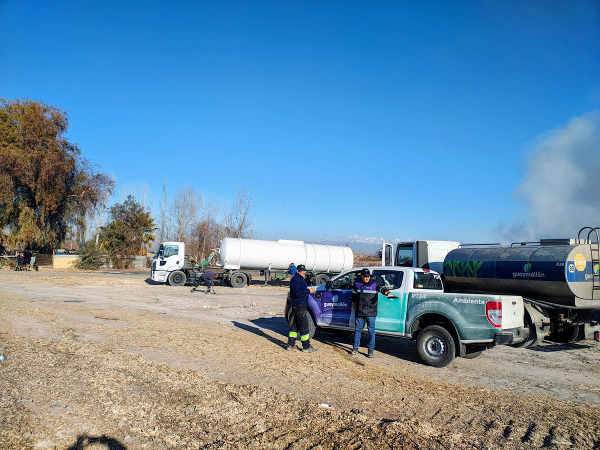 Bomberos, Defensa Civil, Policía de Mendoza y personal de Ambiente municipal y provincial intervinieron en el incendio. Bomberos, Defensa Civil, Policía de Mendoza y personal de Ambiente municipal y provincial intervinieron en el incendio.