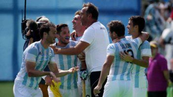 Se colgó la medalla de oro en el pecho y se sacó la espina que tenía