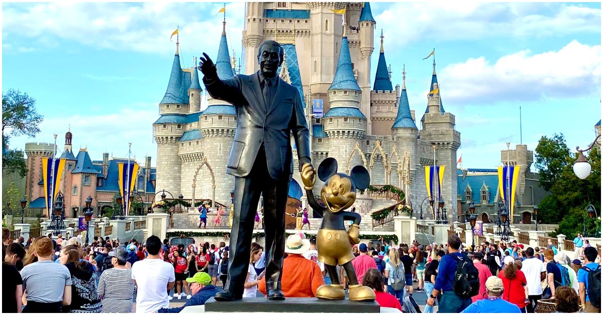 Disney ha preparado una línea de mercancía especial que rinde homenaje a los personajes inspirados en la cultura hispana y latinoamericana.