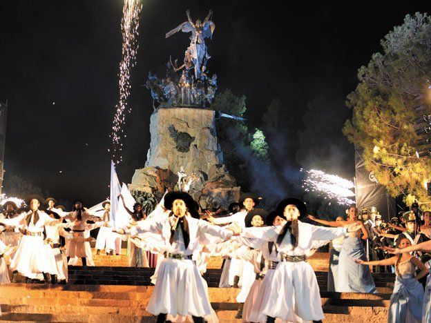 “Monumental” festejo artístico y sin tintes políticos en el Cerro de la Gloria