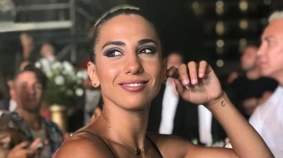 Cinthia Fernández se muestra en corpiñito de látex ultra XS y paraliza el total black