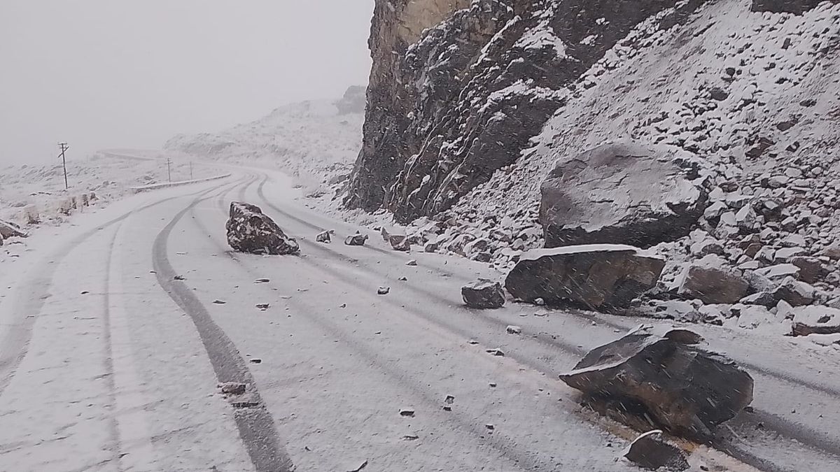 Piedras de gran tamaño cayeron en la zona de Polvaredas sobre la Ruta 7. Foto: Gentileza