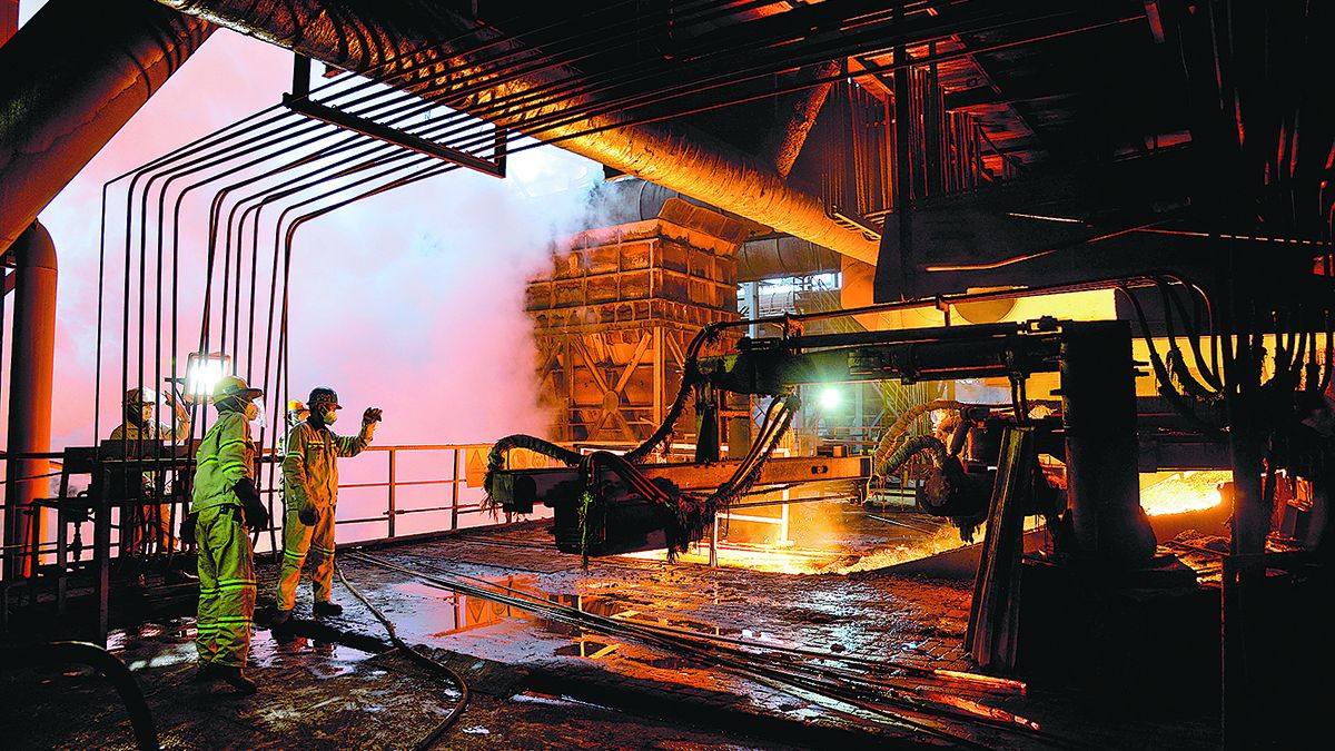 Los empleados trabajan en una línea de producción de níquel-hierro en una empresa financiada por China en Indonesia. XU QIN / XINHUA