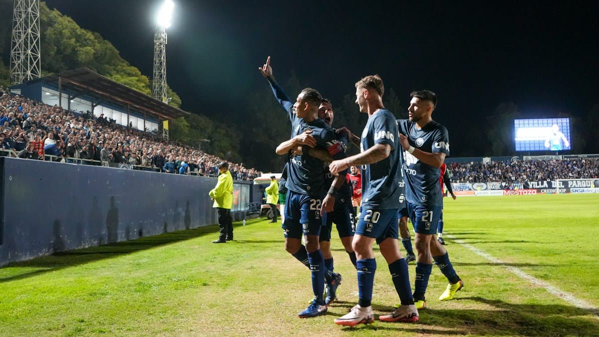 Independiente Rivadavia venció a Aldosivi y se metió en zona de playoffs. Foto: Martín Pravata/UNO.