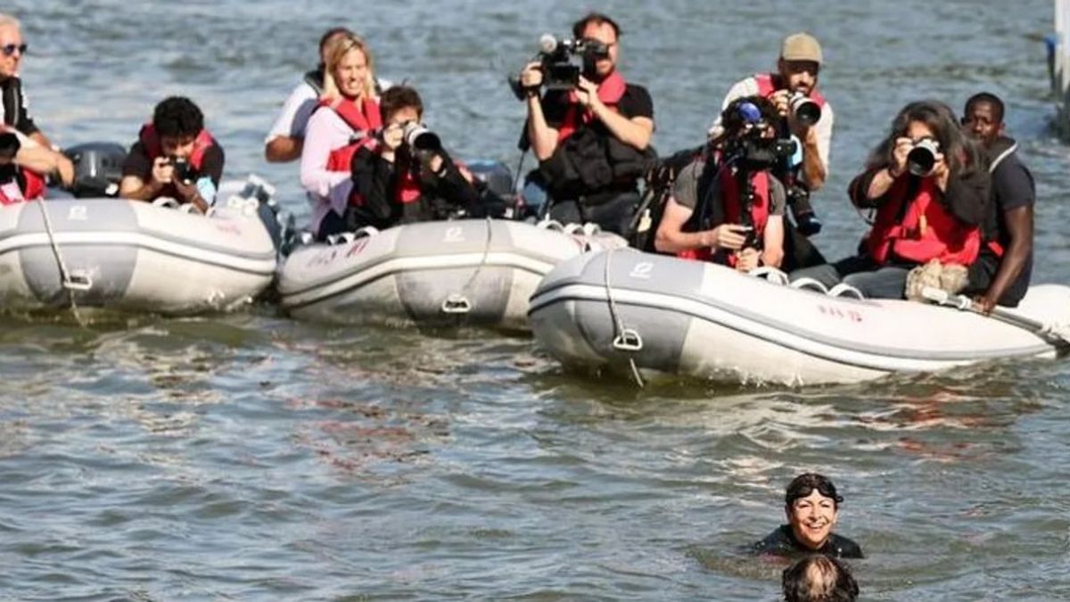 La alcaldesa Anne Hidalgo y el presidente del Comité Organizador de los Juegos Olímpicos París 2024 hicieron natación en las limpias aguas del río Sena. La alcaldesa Anne Hidalgo y el presidente del Comité Organizador de los Juegos Olímpicos París 2024 hicieron natación en las limpias aguas del río Sena.