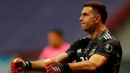 Dibu Martínez atajó tres penales ante Colombia, en el 2021, y se afianzó en la Selección Argentina.
