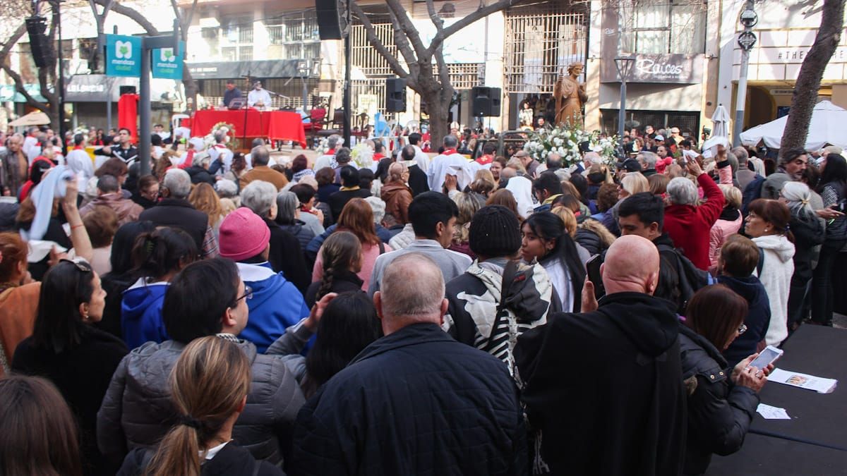 Una gran cantidad de feligreses mendocinos participó de la celebración del Patrono Santiago. Una gran cantidad de feligreses mendocinos participó de la celebración del Patrono Santiago.