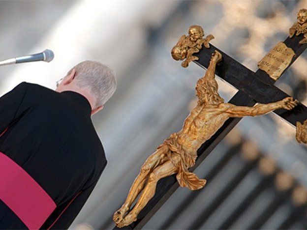 Un sacerdote católico se casó con un musulmán por caridad