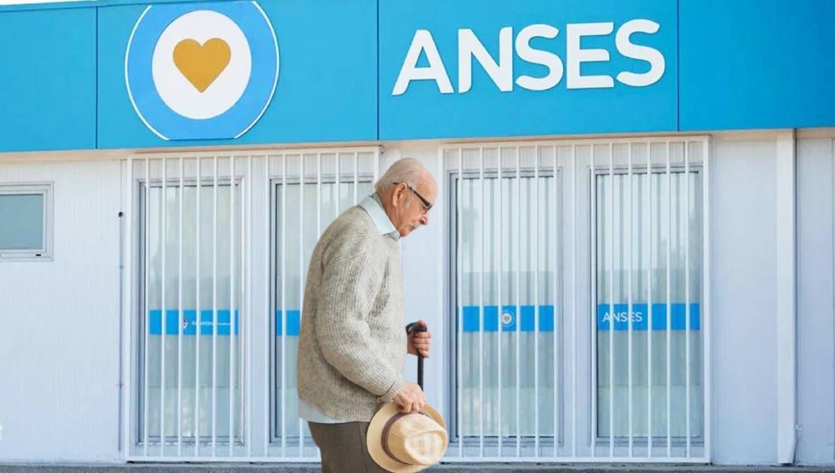 Jubilados, pensionados y AUH: el beneficio de ANSES en febrero para los que tienen tarjeta de débito