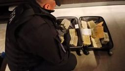 También en valijas encontraron dólares en los departamentos de Facundo Leal en Palermo y en una torre de lujo en la Quinta Sección de la Ciudad de Mendoza. También en valijas encontraron dólares en los departamentos de Facundo Leal en Palermo y en una torre de lujo en la Quinta Sección de la Ciudad de Mendoza.