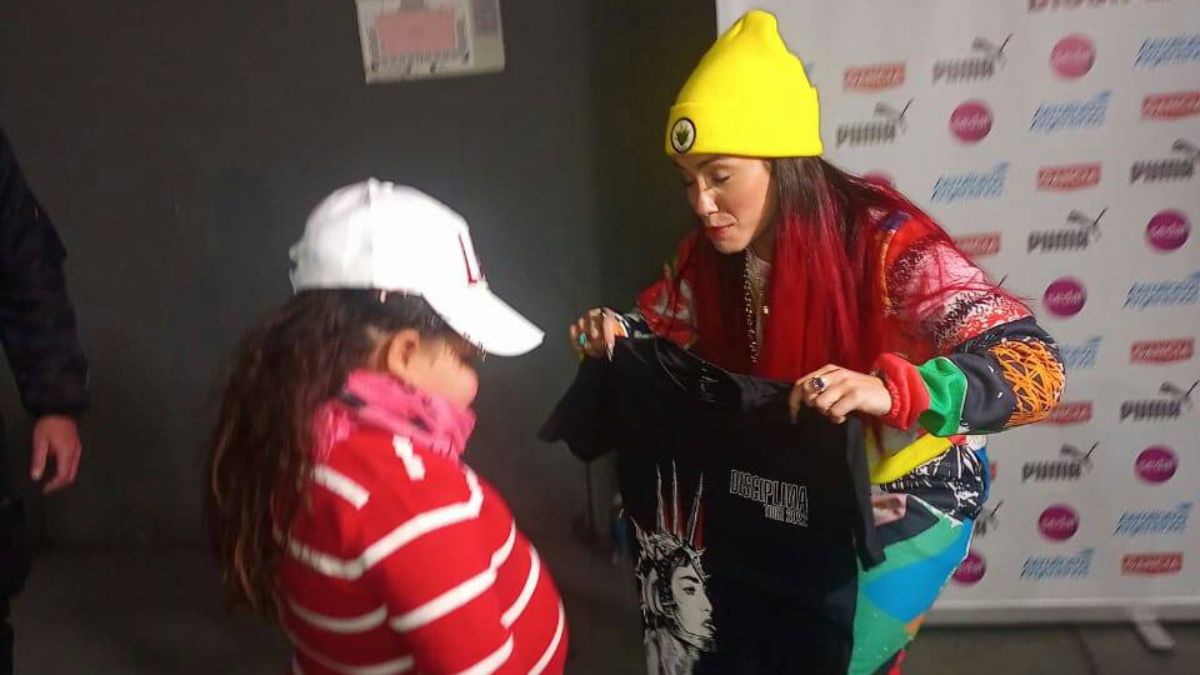 Felicidad plena. Lali Espósito se encontró con la nena de Tupungato que sufrió bullying y acoso escolar y le regaló una remera del Disciplina Tour.