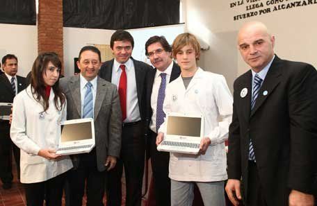 Jaque y el ministro de Educación nacional entregaron netbooks en escuelas de San Rafael