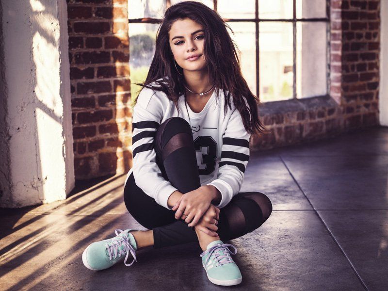 Selena Gomez y su caída en pleno concierto