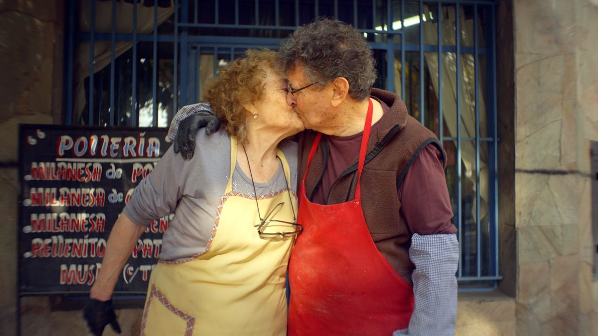 Una pareja de adultos mayores y comerciantes fueron retratados para la nueva campaña de comunicación de Las Heras. Una pareja de adultos mayores y comerciantes fueron retratados para la nueva campaña de comunicación de Las Heras.